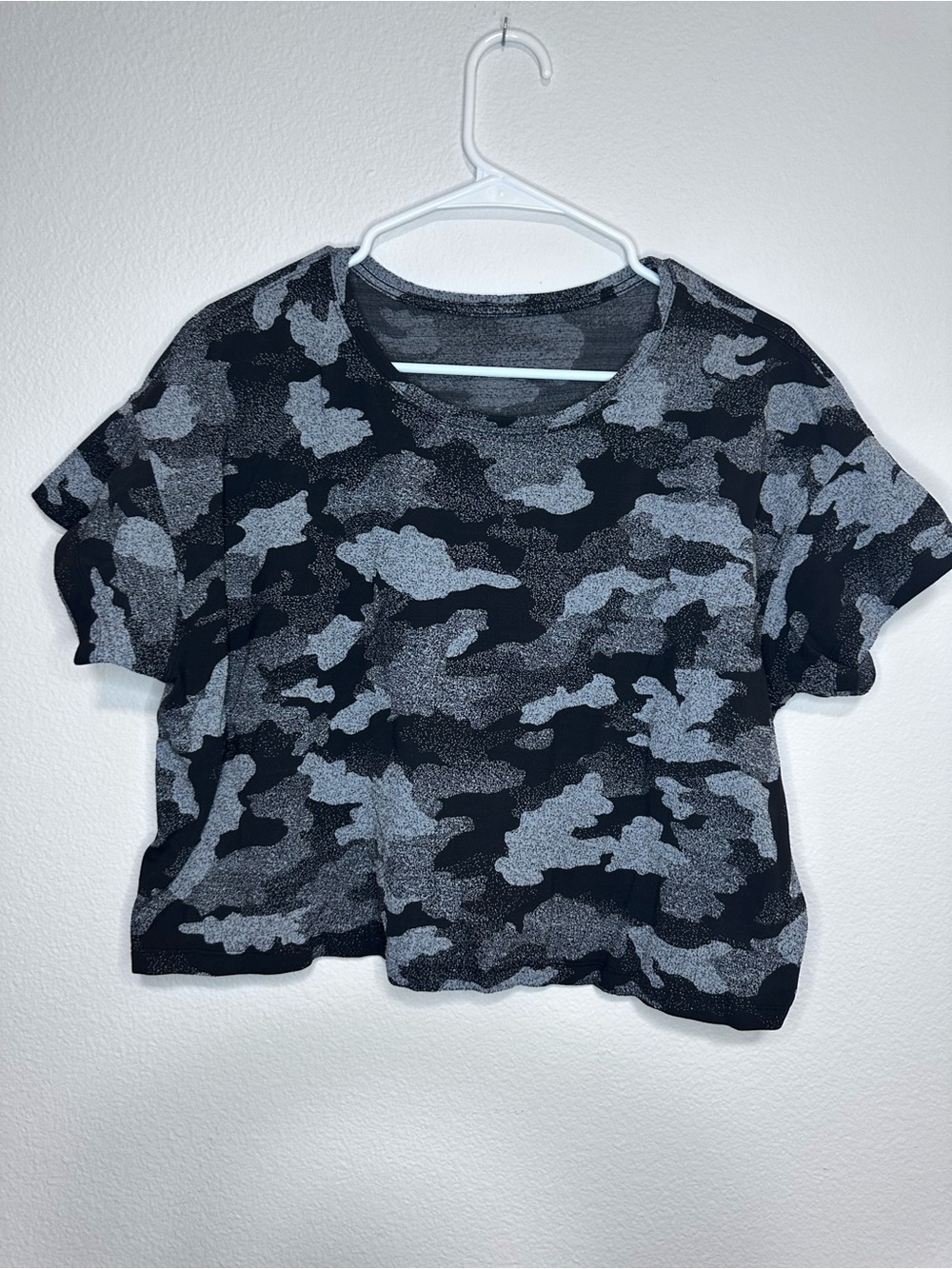lululemon athletica Black & Gray Camo CATES tee, size 8/10 - Picture 3 of 5